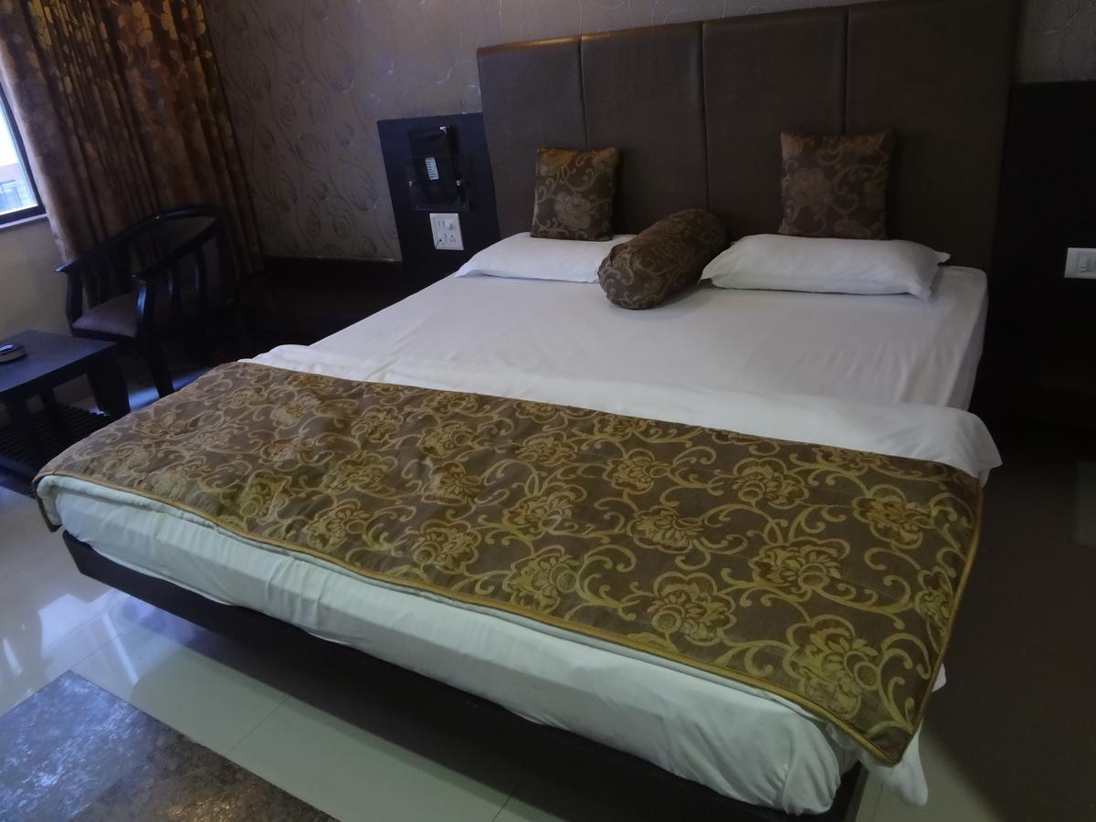 Hotel Savshanti Towers Вадодара Экстерьер фото